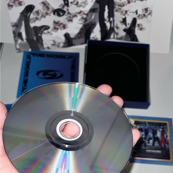 ATEEZ THE WORLD EP.1 : MOVEMENT CD Book  Lyrics Poster EXCELLENT CONDITION - Picture 4 of 4